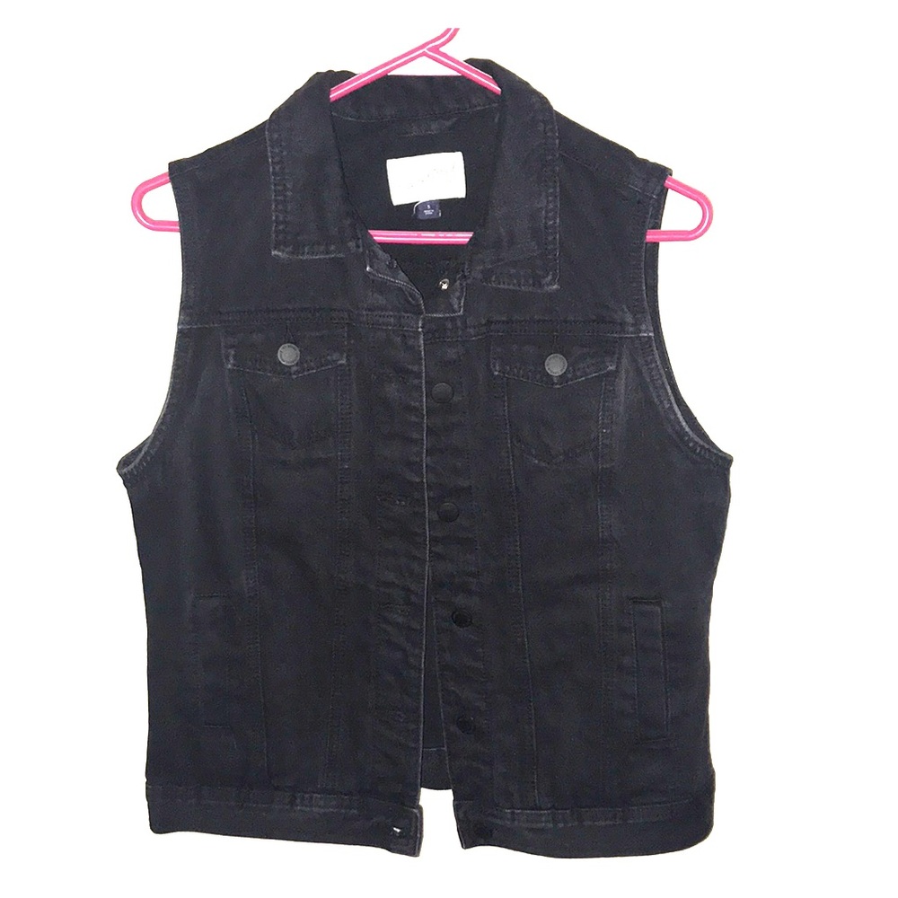 • black jean vest •